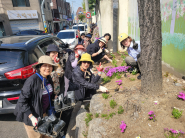 손바닥 정원 식재 활동 당시 단체원분들과 통장님의 단체 사진.