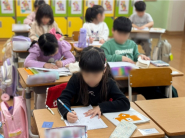 선생님을 잘 표현하려고 집중해요