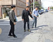 황규돈 팔달구청장과 고등동의 노후화 도로를 점검하고 있다.