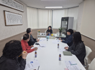 조원2동 주민자치회 임원진이 회의를 진행하고 있다.