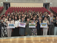 제23기 수원시 여성지도자대학 수강생과 관계자들이 기념사진을 촬영하고 있다.     