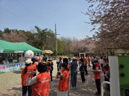 걷기 출발 전 다함께 준비운동을 하고있는 모습이다.