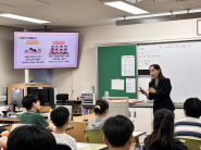 세계인권선언문을 통해 자신의 권리를 배우는 아이들의 모습