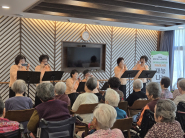 노블레스아모르파티요양원에서 SK청솔노인복지관 재능봉사단 하모니카팀이 공연을 진행하고 있다. 