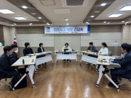 수원시 관계자, 관내 4개 대학 안전관리자 등이 화학사고 예방 간담회를 하고 있다.