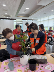 망포2동 지역사회보장협의체위원이 어르신과 반려식물 친구 만들기 활동을 하고 있다. 