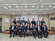 4월 월례회의를 마치고 기념촬영을 하고 있다.