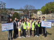 수원시, 팔달경찰서, 수원시니어클럽이 함께 불법촬영 카메라 점검과 예방 캠페인을 진행하고 있다.