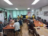 매탄1동지역사회보장협의체에서 경로당을 방문하여 통합돌봄 사업에 대해 설명하고 있다