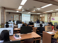 남수원초등학교 5학년 학생이 미리캔버스로 학교 소개 영상을 제작하는 모습