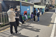 율천동지킴이봉사단 단원들이 벽화를 그리고 있다