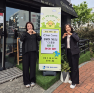 공순정 연무동장이 카페 대표와 업무협약 체결 후 기념사진을 촬영하고 있다.