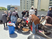 조원2동 주민들이 장 가르기 체험을 하고 있다.
