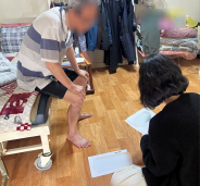 고등동 행정복지센터 담당자가 관내 대상자 가정을 방문해 건강상담을 진행하고 있다