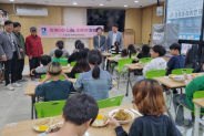 방위협의회 위원들이 아이들에게 짜장면을 나누어 주고 있다