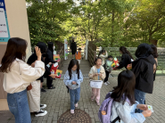 영일초 학부모회에서 어린이날을 맞아 등교맞이 아침행사를 개최중이다.