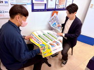 장애인주차구역 홍보물을 안내하고 있다.