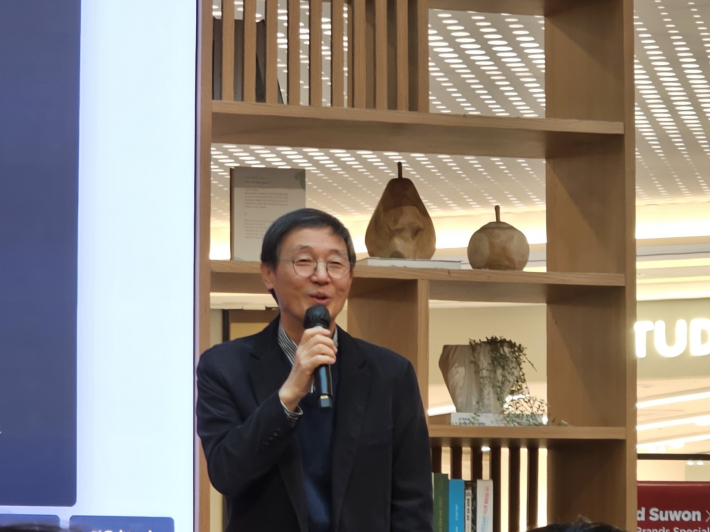 김사인 시인의 절제되고 조용한 강연모습