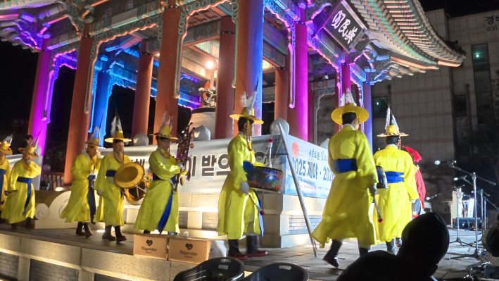 수원문화원 대취타 동아리가 축하공연으로 막을 올리기 위해 등장하고 있다.