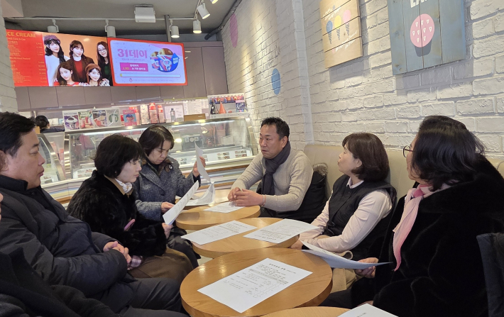 매교동 주민자치회 분과위원장들이 2025년 성과공유 및 2026년 화합을 다짐하는 간담회를 진행하고 있다