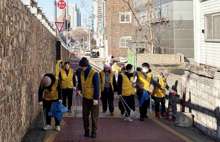마음샘 정신재활센터와 함께 겨울 연말맞이 대청소를 실시하고 있다. 