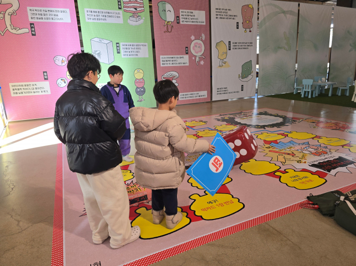 어린이 관람객들이 '요괴가 우글대는 왁자지껄 지옥탈출 호랭떡집 주사위 놀이판' 체험에 참여하고 있다.
