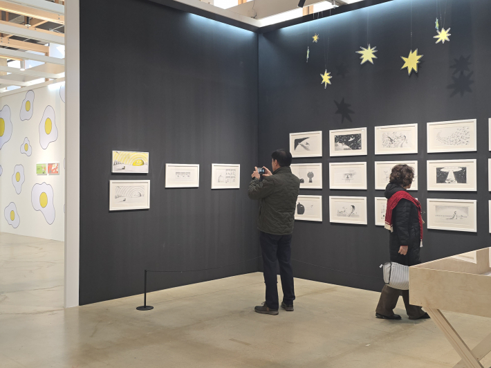 관람객들이 서현 작가의 그림책 원화를 감상하고 있다.