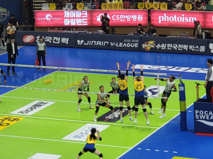 상대 공격을 블로킹으로 막아낸 현대건설  