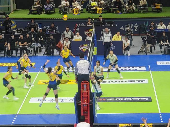 강스파이크로 공격하고 있는 현대건설