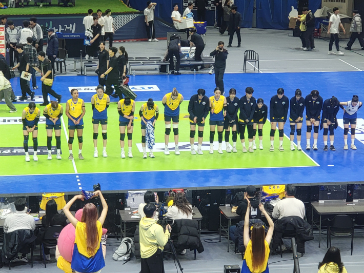 올해도 홈팬들에게 멋진 경기를 보여드리겠다며 새해 인사를 한 현대건설 선수들