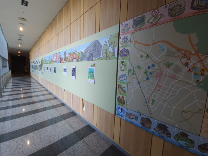 복도 2층 틈새전시 공간