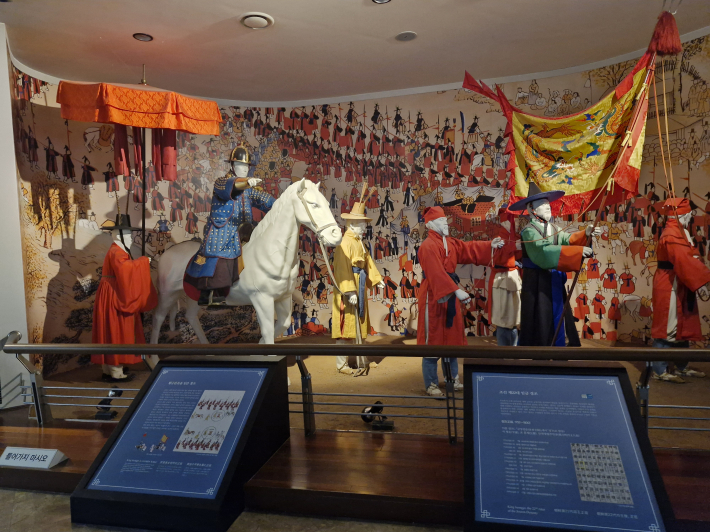 화성박물관에서 정조대왕이 말을 탄 모습을 볼 수 있다.