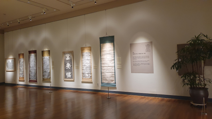 전시장의 도입부 전경. 하얀 한지에 떠진 검은 탁본들이 길게 늘어서 있어 흑과 백이 만드는 웅장한 분위기를 자아낸다.