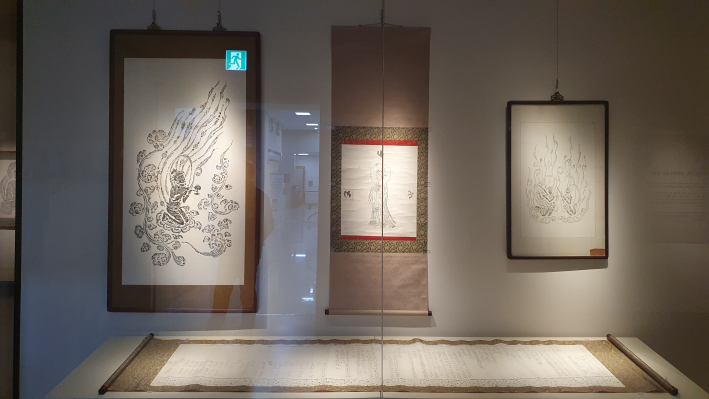 유리 진열장 안에 전시된 '낙산사 동종' 탁본. 좌측에 관음상이, 하단에 시주자 명단이 길게 펼쳐져 있어 소실된 원본의 모습을 보여준다.