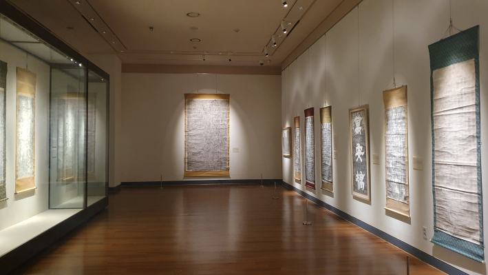 2부 전시 공간 전경. 벽면을 가득 채운 대형 탁본들이 관람객으로 하여금 마치 거대한 비석의 숲을 거니는 듯한 느낌을 받게 한다.