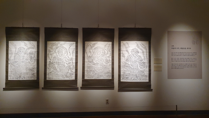 수미산을 호위하듯 나란히 걸린 사천왕상 탁본 4점. 역동적인 자세와 화려한 갑옷 문양이 흑백의 대비를 통해 더욱 강렬하게 다가온다.