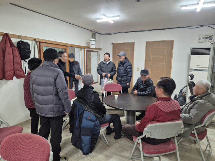 어르신과의 소통 및 안부 확인