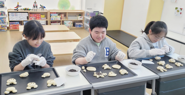아이들이 즐겁게 '초코곰돌이빵'을 만드는 모습