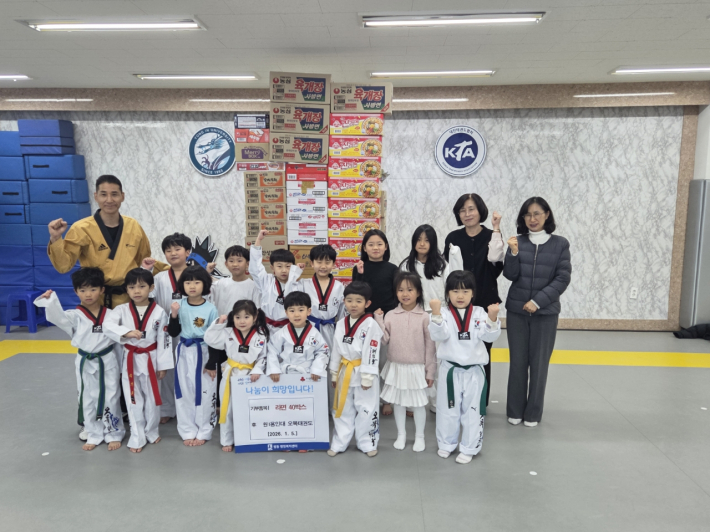 전달식을 진행중이다.