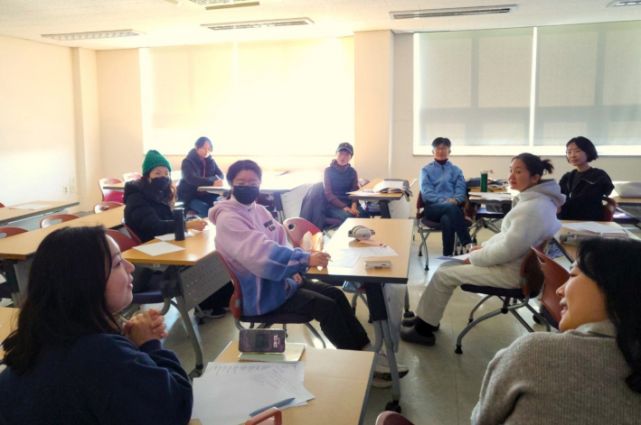 참여자들이 각자의 프로젝트 참여 소감을 편안하게 나누고 있다.