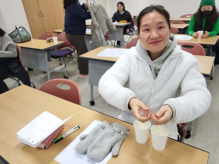 얼음이 녹는 과정을 각자의 방식으로 표현하며 설명하고 있다.