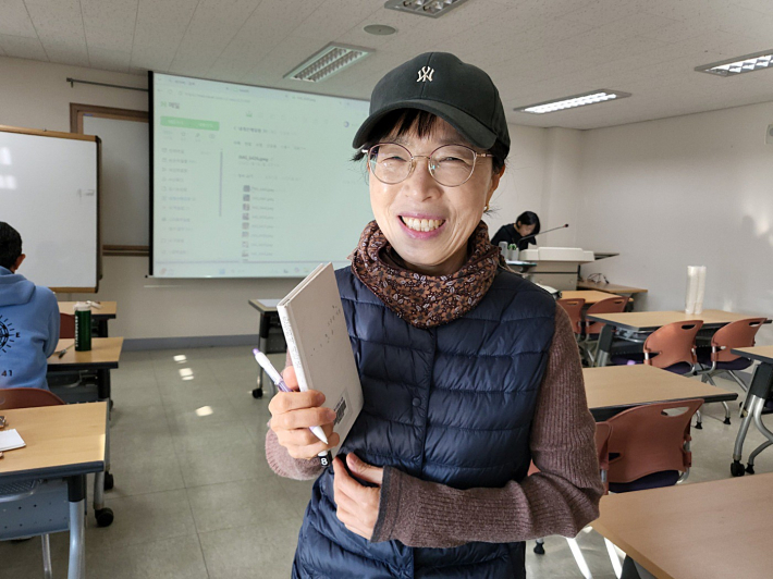 지미란 씨가 활짝 웃으며 인터뷰에 흔쾌히 응해 주었다.  