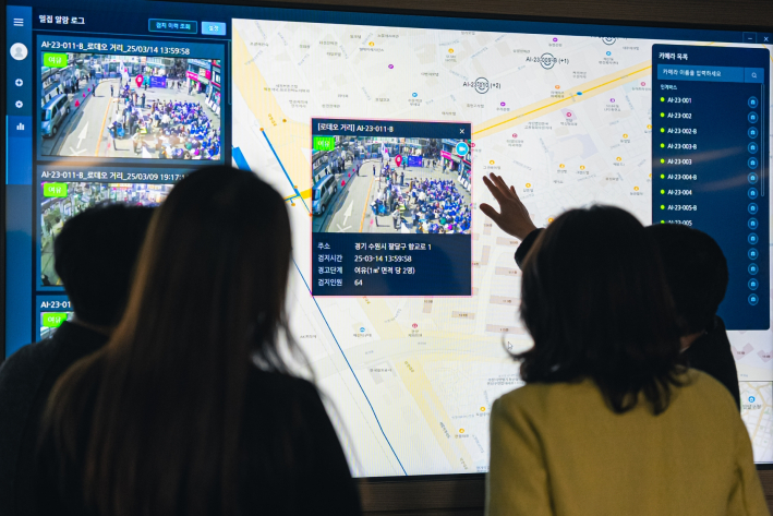 지난해 7월 수원시가 개최한 AI 거버넌스 포럼 참가자들이 혁신을 다짐하는 퍼포먼스를 하고 있다.