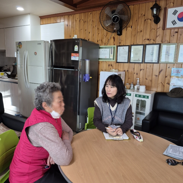 경로당을 방문하여 치매조기검진을 하고 있는 모습