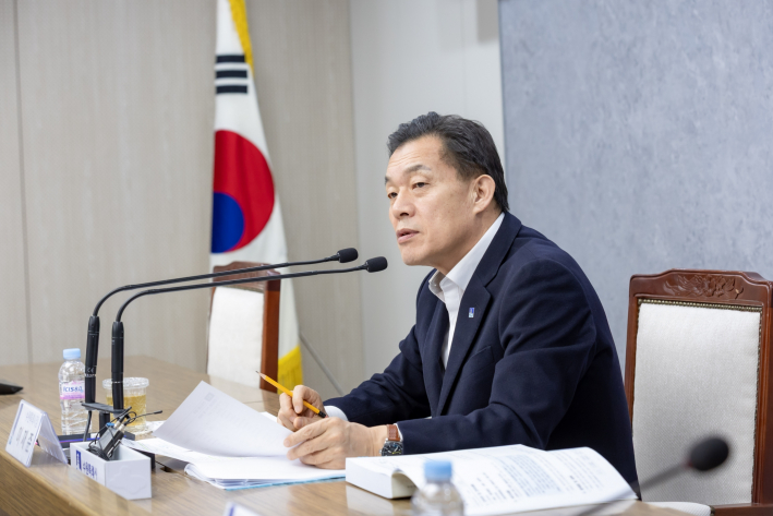 이재준 수원특례시장이 '2025 새빛만남 건의사항 추진 상황 보고회'에서 발언하고 있다.     