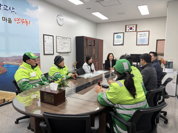 연무동장실에서 생활폐기물 수집·운반 대행업체와 간담회를 하고 있다. 