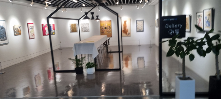 20여점의 민화를 전시한 갤러리 영통(영통구 효원로 407)