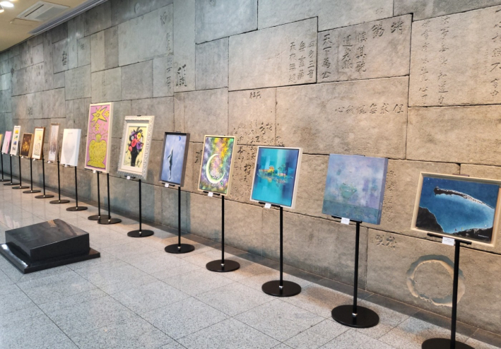 수원 지역작가 초대전이 열리고 있는 전시장 전체 모습.