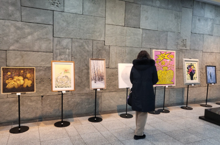 전시 작품을 관람하고 있는 박청은 씨.
