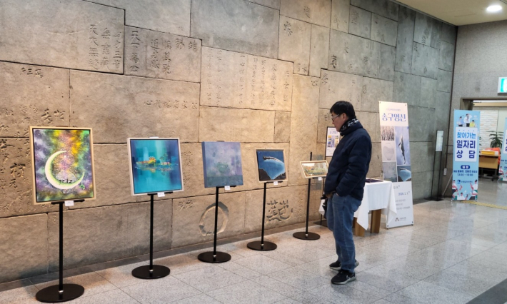 전시 작품을 관람하고 있는 한 시민의 모습.